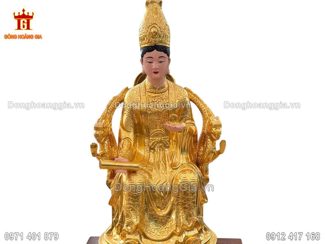 Từng đường nét trên pho tượng được chạm khắc tỉ mỉ và tinh xảo